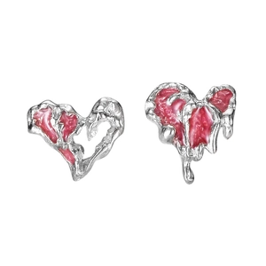 Orecchini a cuore asimmetrici in argento S925 con trama in smalto rosso fuso lucido