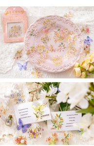 Dettaglio di adesivi floreali in PET con lamina d'oro rosa e farfalla per scrapbooking
