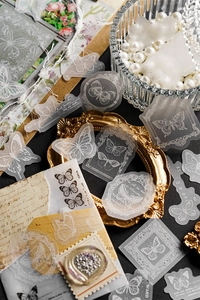 Nahaufnahme weißer Spitzen-Schmetterlingsaufkleber für DIY-Scrapbooking und Vintage-Journale