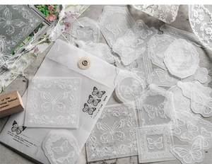 Detaillierte Makroansicht von vintage weißen Schmetterlingsaufklebern für das Scrapbooking