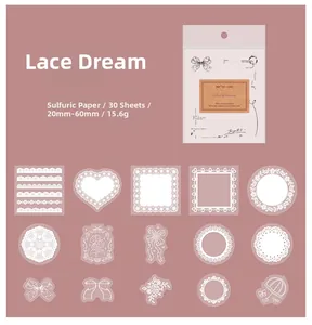 Dettaglio di adesivi in carta vellum pizzo bianco per scrapbooking con motivi delicati