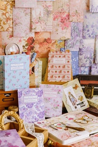 Dettaglio di fogli di carta vintage a tema botanico per scrapbooking e collage fai da te