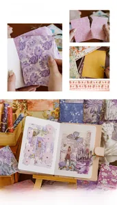 Dettaglio macro di carta scrapbooking vintage con fiori viola e bordi di carta strappati