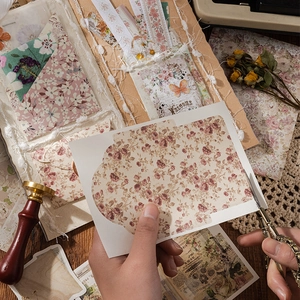 Vintage σετ scrapbooking με ροζ τριαντάφυλλα, σφραγίδες κεριού και δαντελωτό χαρτί