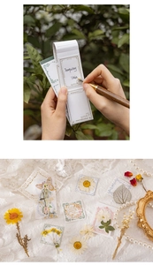 Primer plano de notas con relieve floral vintage y papel decorativo para manualidades