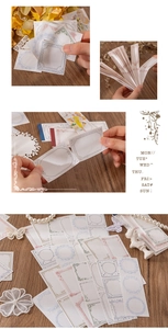 Detalle de notas adhesivas vintage con relieve, bordes decorados y arreglos florales