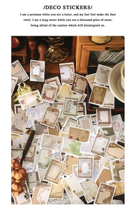 Detailansicht von Vintage-Papieraufklebern mit Schmetterlingen und floralen Briefmarken