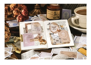 Detaillierte Flachbildaufnahme von Vintage-Scrapbooking-Aufklebern mit Schmetterlingen