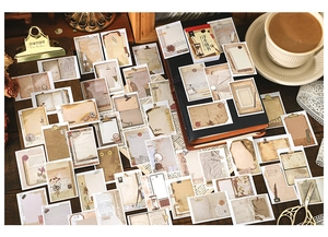 Detailansicht der Vintage-Scrapbook-Sticker mit Motiven von alten Briefen und Blumen