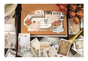 Detailsicht der Vintage-Sticker im Abendrot-Stil mit getrockneten Rosen und alten Briefen