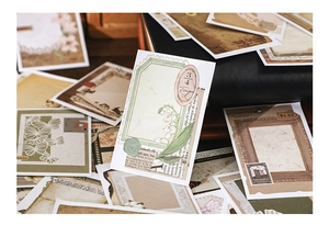 Nahaufnahme von Vintage DIY Scrapbook Aufklebern mit Blumen, Schmetterlingen und Stempeln