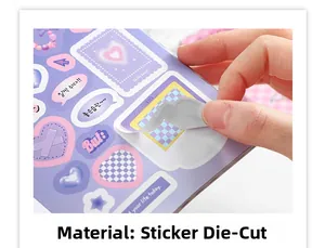 Macro-opname van paarse stickers met hart- en ruitpatronen die makkelijk loslaten