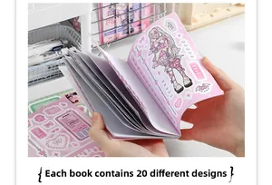 Close-up van het doorbladeren van 20 unieke vellen roze anime stickers voor een planner