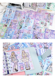 Detail van anime-meisjesstickers in paarse tinten op een blauw dagboekschrift