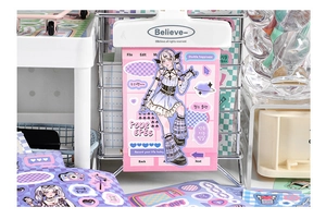 Detail van roze Y2K gotische stickers en witte metalen clip op een bureau-organizer