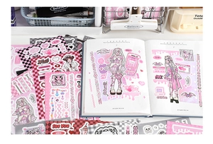 Platliggende weergave van roze en zwarte anime-stickers en DIY-planner-lay-out