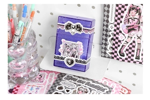 Macro-opname van paarse glitter opbergdoos met Y2K-animestickers voor doe-het-zelf-scrapbook