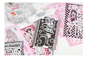 Detailweergave van schattige cartoon meisjesstickers voor DIY-dagboeken met kleurrijke prints