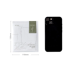 Comparaison de taille entre des blocs-notes rétro de 130x110mm et un téléphone portable