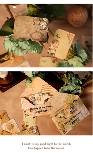 Detalle macro de sobres vintage y pegatinas de material retro para manualidades