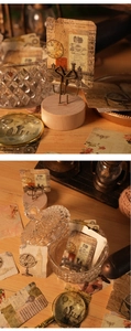 Primer plano de portanotas vintage de madera con alambre de bronce para postales