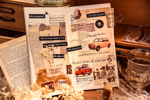 Vista macro de pegatinas vintage para scrapbooking con motivos de coches y texturas de papel