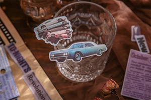 Detalle de pegatinas de coches vintage en vidrio ondulado con periódico retro y rosa