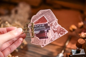 Detalle de adhesivos collage vintage con diseños de cine y periódicos sobre mesa de madera