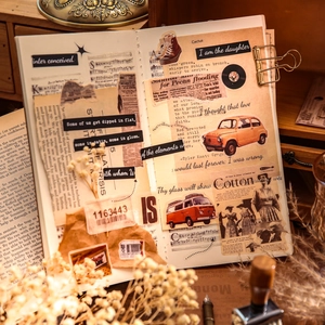 Pack de pegatinas retro DIY con coches clásicos y discos sobre mesa de madera