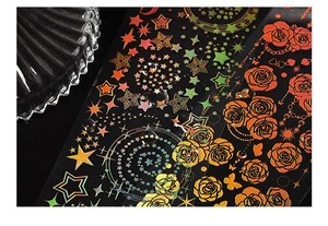 Holografische sterrenstelsel stickers met goud en zilver laserfolie op donkere basis