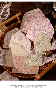 Detail von Vintage-Blumenpapiertüten mit Aufklebern in einem rustikalen geflochtenen Korb