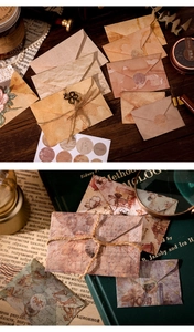 Nahaufnahme der Mini-Umschläge im Vintage-Stil mit Kleeblatt-Anhängern und Hanfseil