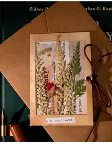 Detail einer Vintage-Handkarte mit Trockenblumen, Rosen und Retro-Papier-Collage-Stücken