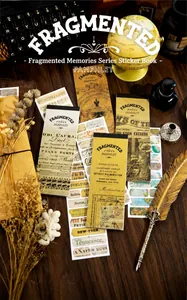Λεπτομερής λήψη vintage αυτοκόλλητων Fragmented Pamphlet με κλασικά μοτίβα μουσικής και χαρτών