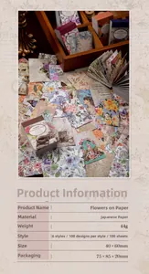 Nahaufnahme von Vintage Blumen-Aufklebern mit botanischen Mustern auf Holztablett