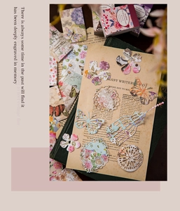Makroaufnahme von Vintage-Aufklebern mit Schmetterlingen und Blumen für Scrapbooking