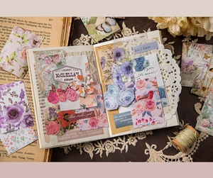 Makro-Detail von Vintage-Blumenaufklebern und Retro-Etiketten auf einem Junk Journaling Buch