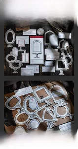 Detail van vintage specimen frame uitsparingen voor scrapbooking op een houten bureau