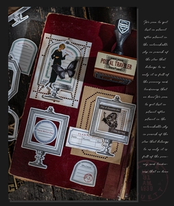 Macro-opname van vintage plakboekset met houten stempels en papieren stickers