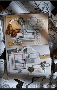 Details van vintage scrapbooking papierset met vlinderstickers en retro labels