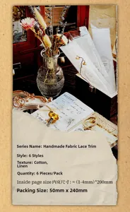 Dettaglio di 6 bordi in pizzo di cotone vintage per scrapbooking su tavolo in legno