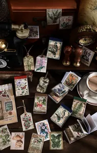 Primo piano di adesivi botanici vintage con felci e bacche in stile estetico scuro