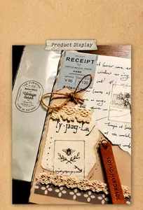 Dettaglio del kit scrapbooking vintage con pizzo, corda di lino e carte retrò