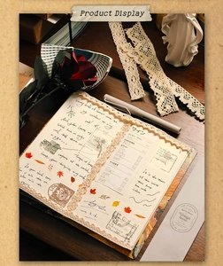 Makroansicht von Vintage-Spitzenaufklebern und Briefmarkenmotiven auf dunklem Holz