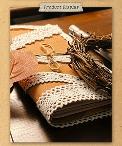 Detail von Vintage-Leinenspitze und Jute-Schleife auf braunem Filztagebuchdeckel