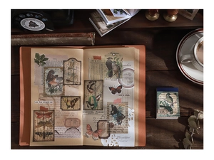 Vue détaillée de stickers vintage pour scrapbooking avec papillons et journaux anciens
