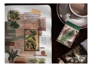 Gros plan d'autocollants botaniques vintage montrant des motifs floraux et papier rétro