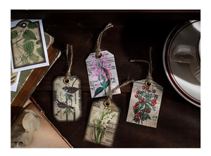 Gros plan d'étiquettes en papier vintage avec œillets métalliques et ficelle de jute