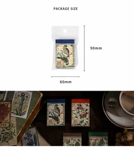 Dettaglio macro degli adesivi vintage con uccelli e dimensioni per decorare lo scrapbook