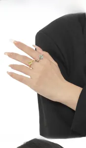 Bagues artistiques en argent S925 avec pierres colorées et fini texturé sur modèle